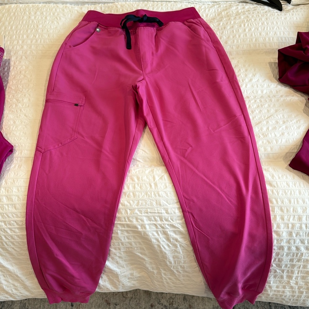 Worn once Figs pink Zamora high waisted scrub jogger pant size medium
